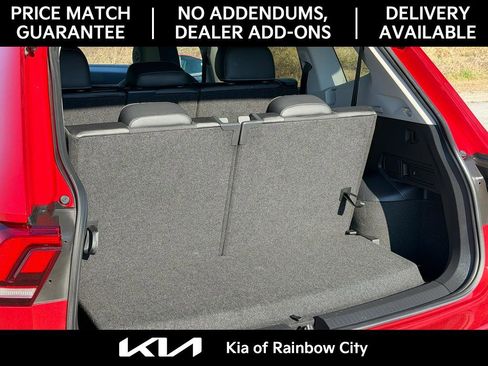 Used 2023 Volkswagen Tiguan SE w/ Panoramic Sunroof Package image 11