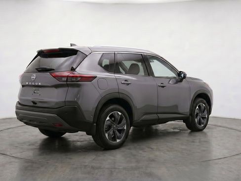 Used 2025 Nissan Rogue SV FWD image 9