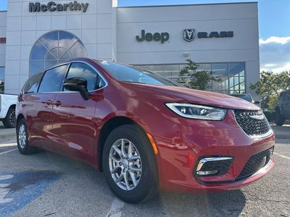 New 2026 Chrysler Pacifica Select