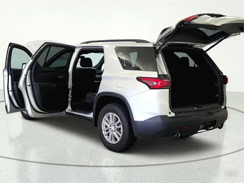 Used 2022 Chevrolet Traverse LT FWD image 11