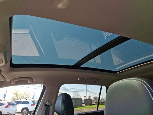 Used 2023 Volkswagen Atlas SE w/ Panoramic Sunroof Package image 17