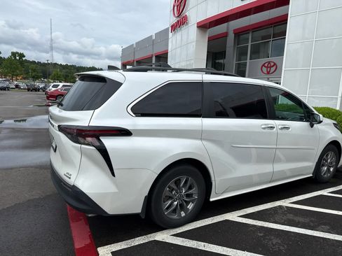 Used 2023 Toyota Sienna XLE FWD image 4