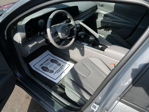 Used 2023 Hyundai Elantra SEL w/ Convenience Package FWD image 8