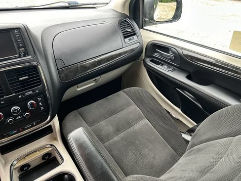 Used 2015 Dodge Grand Caravan SXT w/ UConnect Hands-Free Group FWD image 22