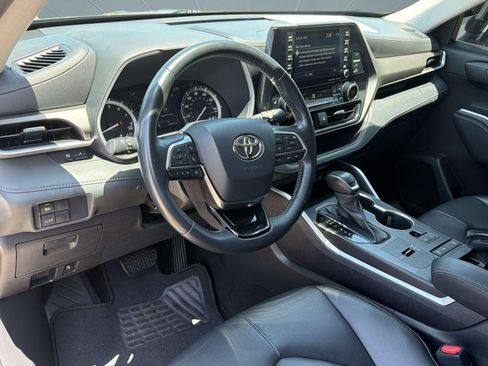 Used 2021 Toyota Highlander XLE FWD image 4