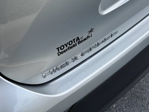 Used 2024 Toyota Highlander LE FWD image 15