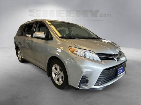 Used 2020 Toyota Sienna LE w/ LE Preferred Package FWD image 2