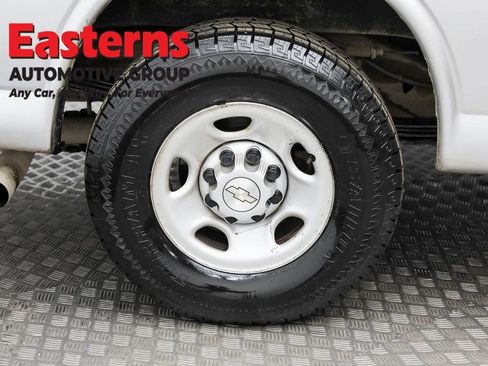 Used 2018 Chevrolet Express 2500 w/ Enhanced Convenience Package image 26