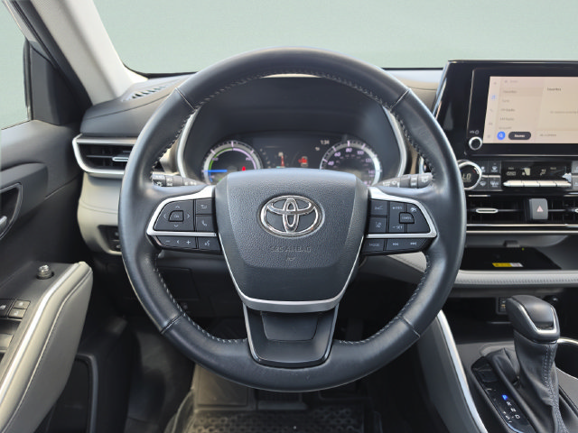 Used 2023 Toyota Highlander XLE AWD/4WD image 25
