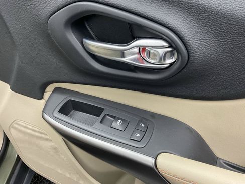 Used 2019 Jeep Cherokee Latitude w/ Cold Weather Group AWD/4WD image 22
