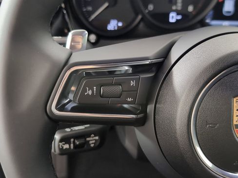 Used 2025 Porsche Macan image 27