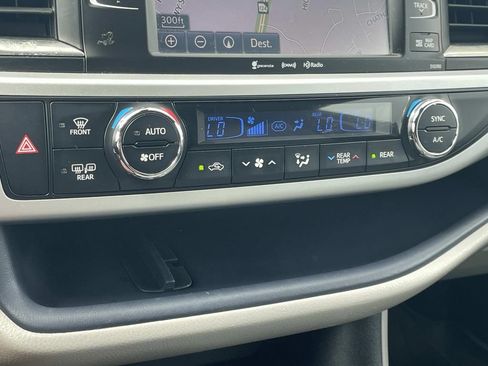 Used 2019 Toyota Highlander XLE FWD image 22