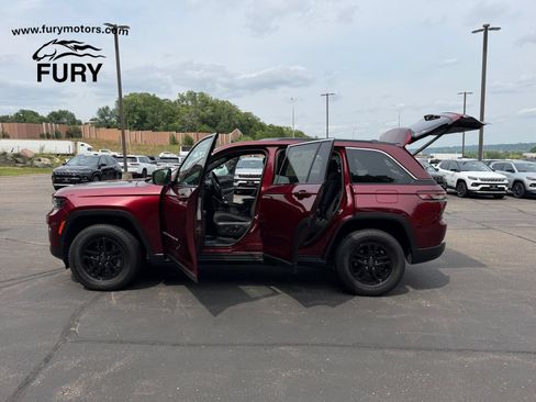 Used 2025 Jeep Grand Cherokee Laredo w/ Luxury Tech Group I AWD/4WD image 45