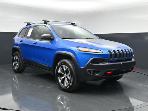 Used 2018 Jeep Cherokee Trailhawk w/ Cold Weather Group AWD/4WD image 3