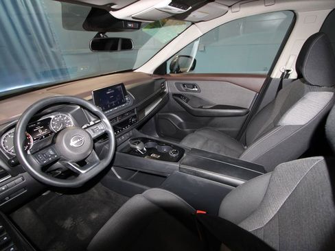 Used 2023 Nissan Rogue SV image 2