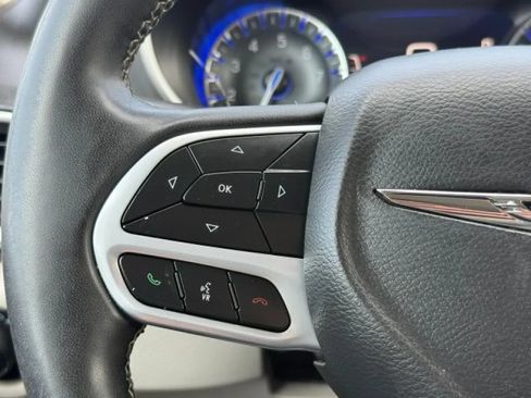 Used 2022 Chrysler Pacifica Touring-L w/ Uconnect Theater Family Group FWD image 29