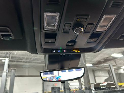 Used 2025 Chevrolet Suburban High Country AWD/4WD image 20