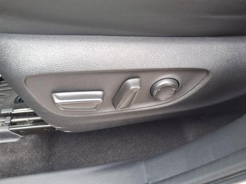 Used 2023 Toyota Highlander XLE image 18