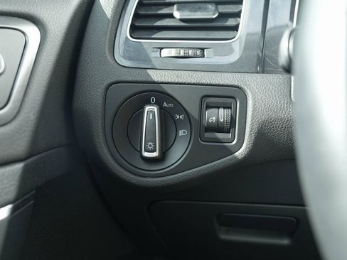 Used 2019 Volkswagen e-Golf SEL Premium image 42