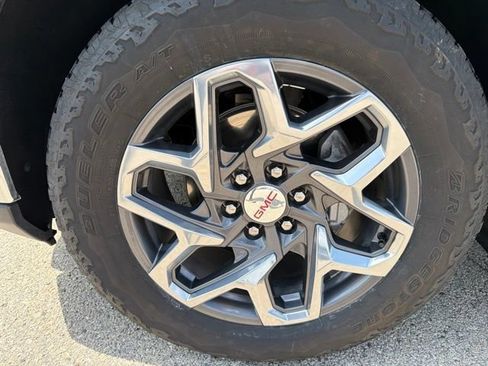 Used 2024 GMC Sierra 1500 SLT w/ SLT Premium Package AWD/4WD image 9