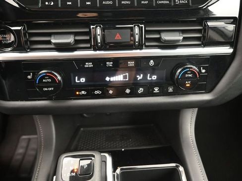 Used 2025 Nissan Pathfinder SL image 3