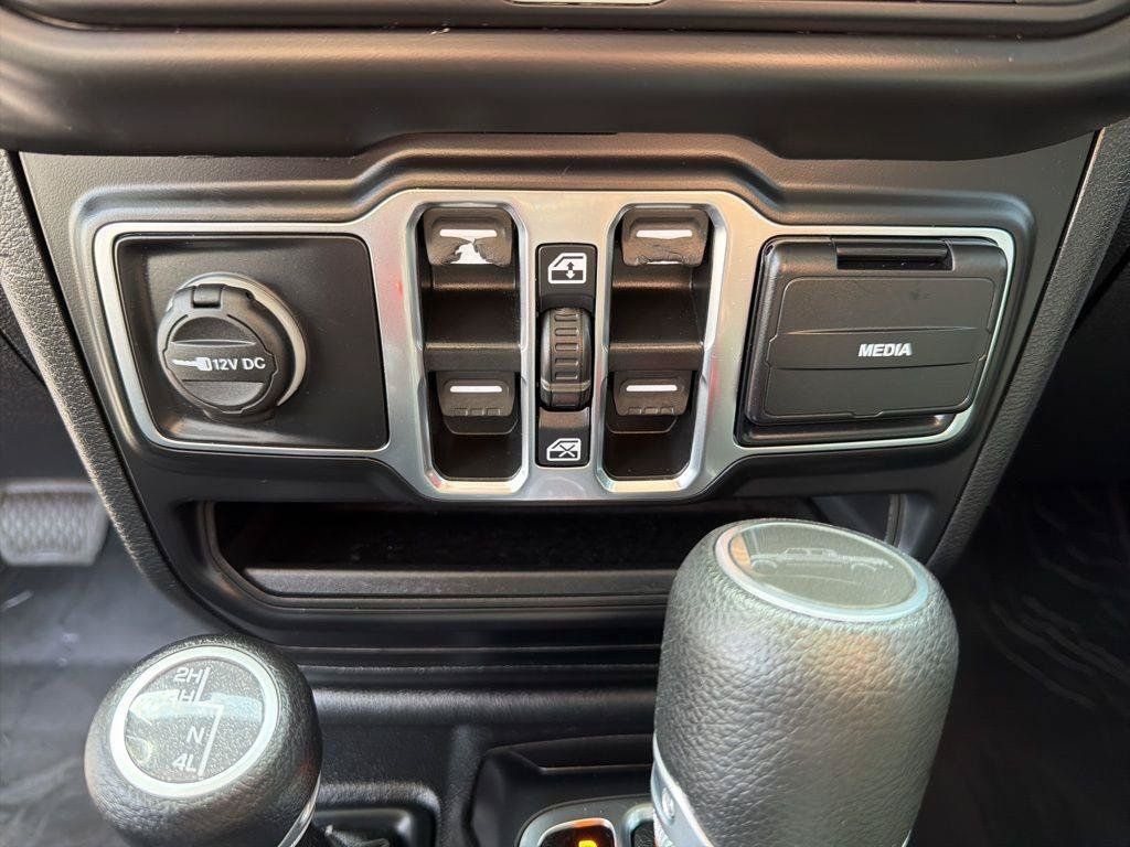 Used 2021 Jeep Gladiator Overland w/ Safety Group AWD/4WD image 36