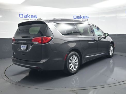 Used 2019 Chrysler Pacifica Touring-L FWD image 8