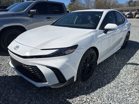 Used 2025 Toyota Camry SE image 1