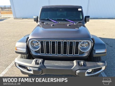 Used 2025 Jeep Wrangler Sahara image 5