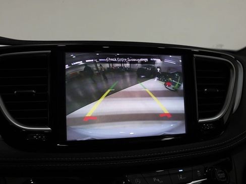 Used 2025 Chrysler Pacifica Limited FWD image 26