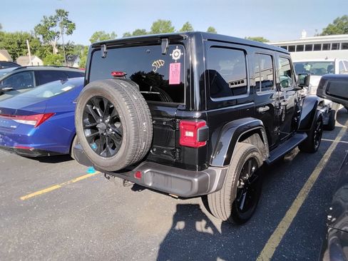 Used 2023 Jeep Wrangler Unlimited Sahara w/ Cold Weather Group AWD/4WD image 5