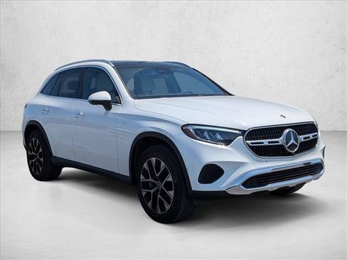Used 2025 Mercedes-Benz GLC 350e 4MATIC image 3