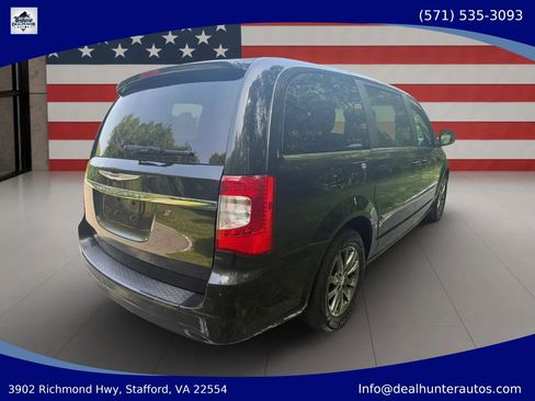 Used 2015 Chrysler Town & Country S FWD image 8