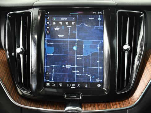 Used 2024 Volvo XC60 B5 Plus image 18