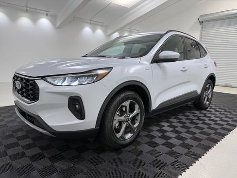Used 2025 Ford Escape ST-Line Select AWD/4WD image 3