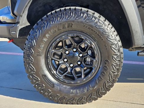 Used 2024 Chevrolet Colorado ZR2 w/ ZR2 Bison Edition image 13