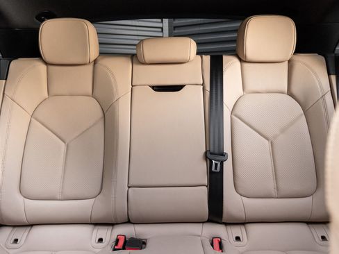 Certified 2025 Porsche Macan AWD/4WD image 25