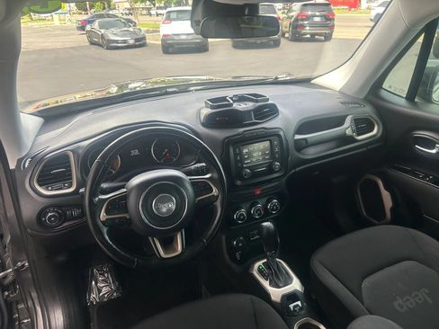 Used 2017 Jeep Renegade Latitude AWD/4WD image 4