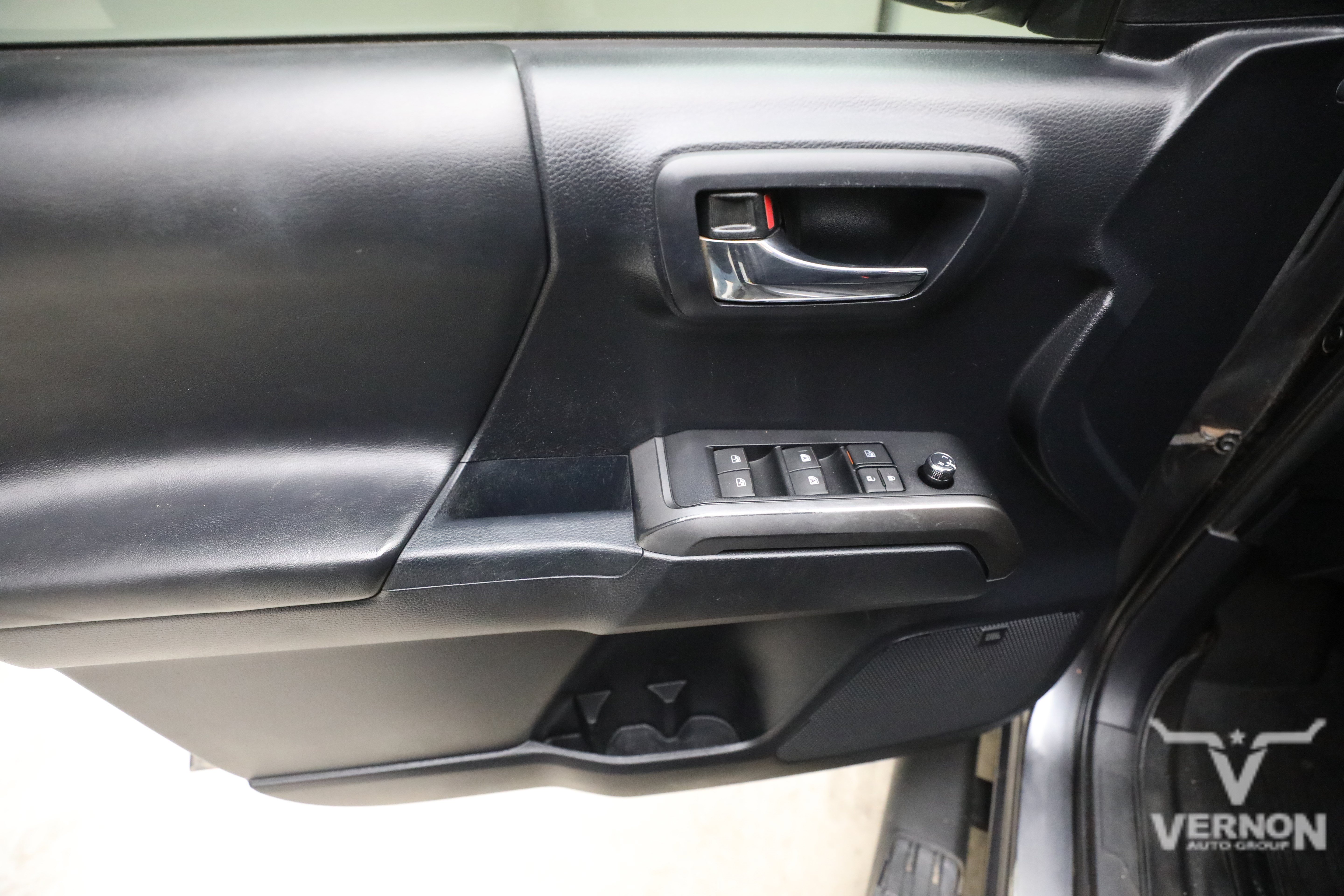 Used 2018 Toyota Tacoma Limited AWD/4WD image 19