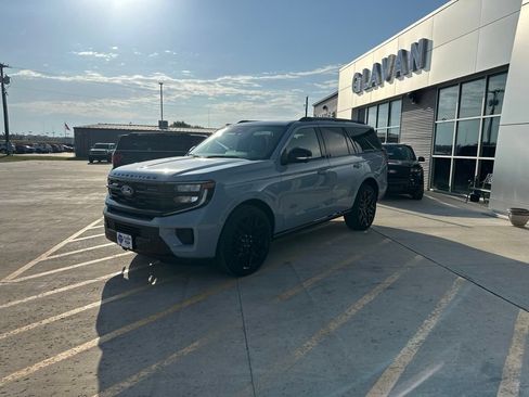 New 2027 Ford Expedition Platinum w/ Stealth Performance Package AWD/4WD image 3