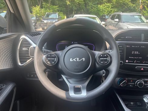 Used 2025 Kia Soul LX w/ LX Technology Package FWD image 31