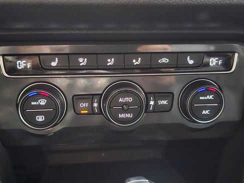 Used 2019 Volkswagen Tiguan SE FWD image 39