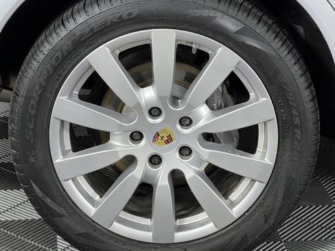 Used 2017 Porsche Cayenne Platinum Edition image 14