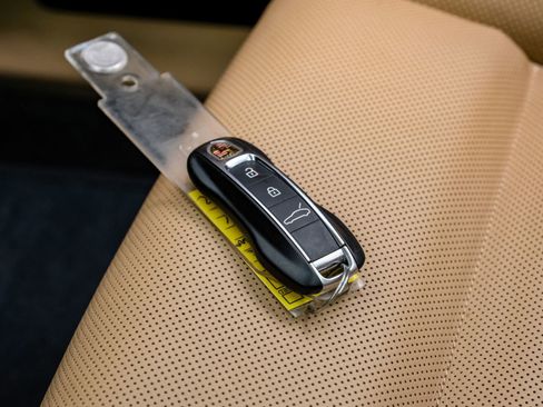 Used 2023 Porsche Panamera 4 Platinum Edition image 62