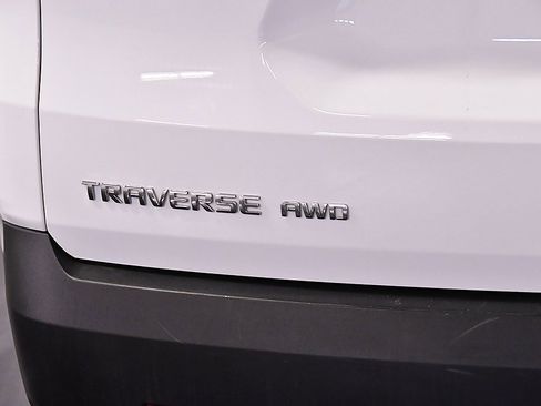 Used 2023 Chevrolet Traverse LT w/ Rear Camera Mirror Package image 10