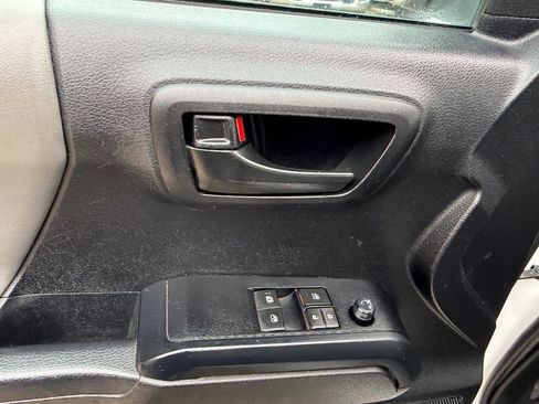 Used 2022 Toyota Tacoma SR RWD image 17