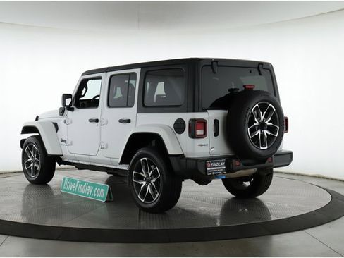 Used 2024 Jeep Wrangler Unlimited image 9