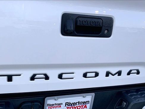 Used 2018 Toyota Tacoma SR image 29