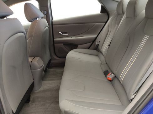 Used 2023 Hyundai Elantra SEL w/ Preferred Accessory Package FWD image 18