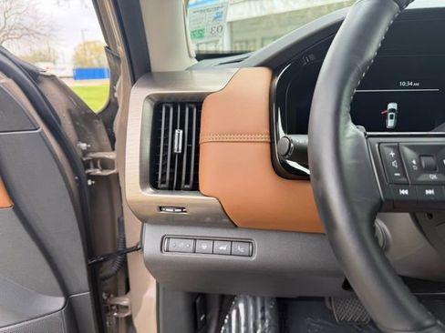 Used 2025 Nissan Pathfinder Platinum FWD image 21